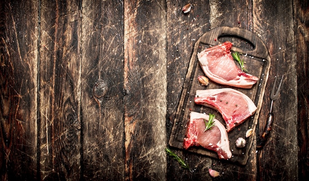 Tavolo di carne cruda. Carne di maiale cruda con spezie.