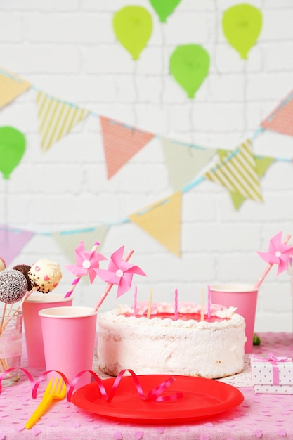 Tavolo di compleanno preparato per la festa dei bambini