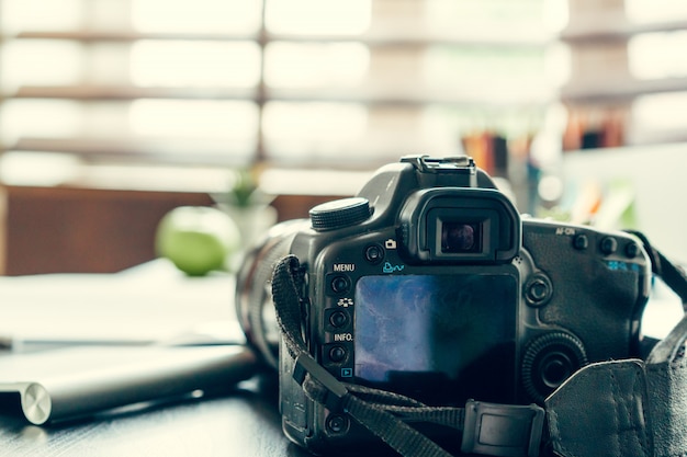 Tavolo di lavoro di una fine del fotografo su