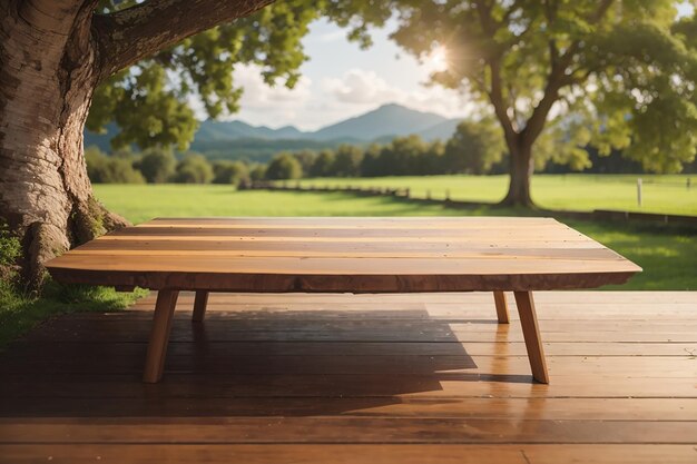 Tavolo di legno con un paesaggio arboreo sullo sfondo