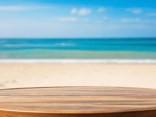 Tavolo di legno rotondo vuoto con uno sfondo sfocato di luce diurna sulla spiaggia e del tempo estivo