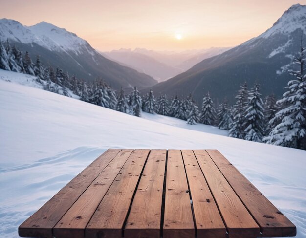 Tavolo di legno su uno sfondo invernale innevato