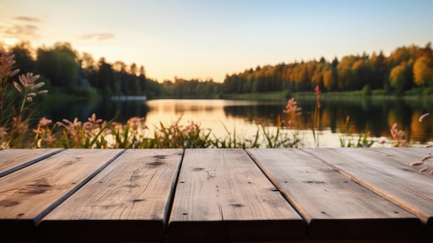 Tavolo di legno sullo sfondo di un lago calmo all'alba