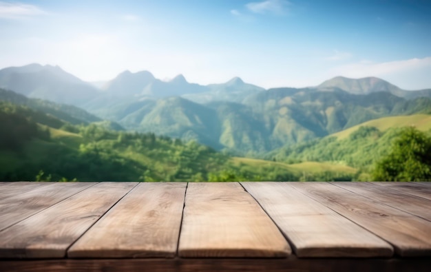 tavolo di legno vecchio vuoto davanti alla montagna verde e cielo blu in estate sfondo sfocato