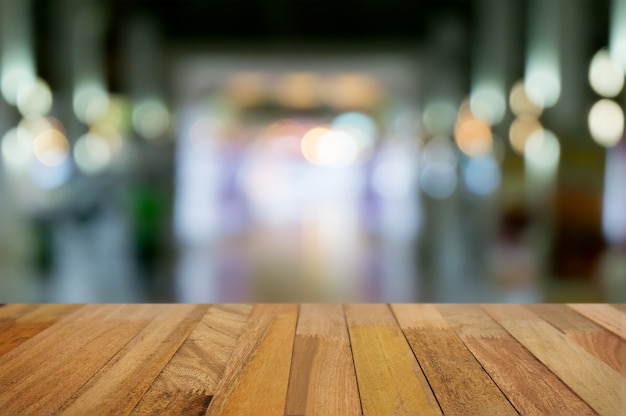 Tavolo di legno vuoto con sfondo sfocato di passeggiata