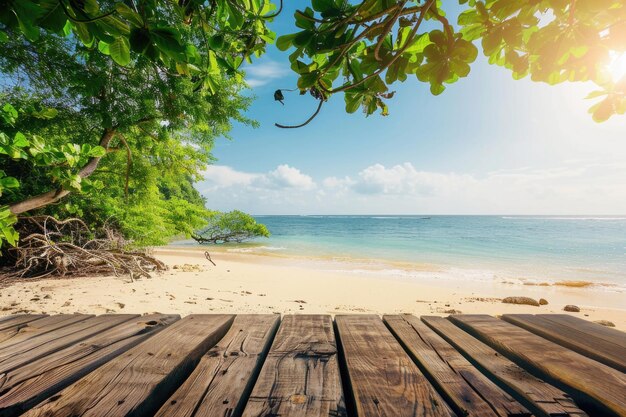 Tavolo di legno vuoto e vista di una spiaggia tropicale sullo sfondo Per l'esposizione dei prodotti