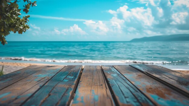 Tavolo di legno vuoto in vista della spiaggia tropicale