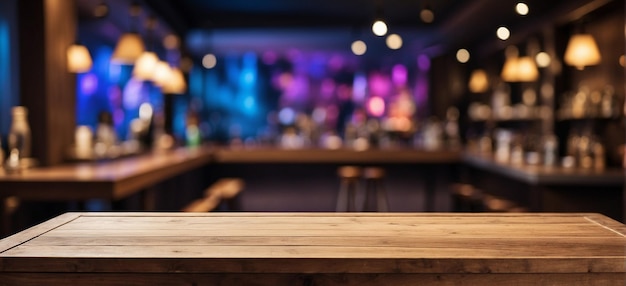 Tavolo di legno vuoto per l'esposizione di prodotti con sfondo sfocato di discoteca