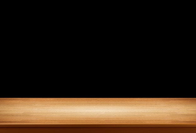 Tavolo di legno vuoto su sfondo nero