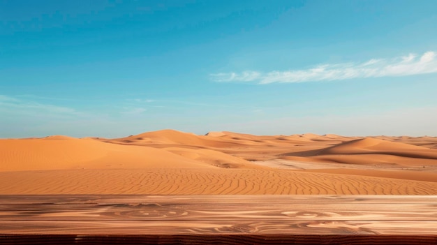 Tavolo di legno vuoto sullo sfondo del deserto