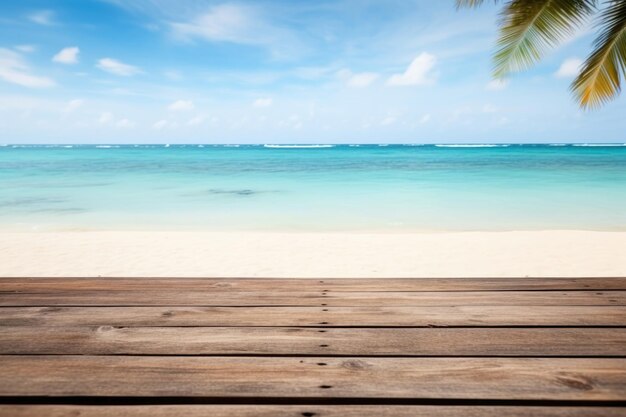 tavolo di legno vuoto sullo sfondo della spiaggia e del bellissimo mare