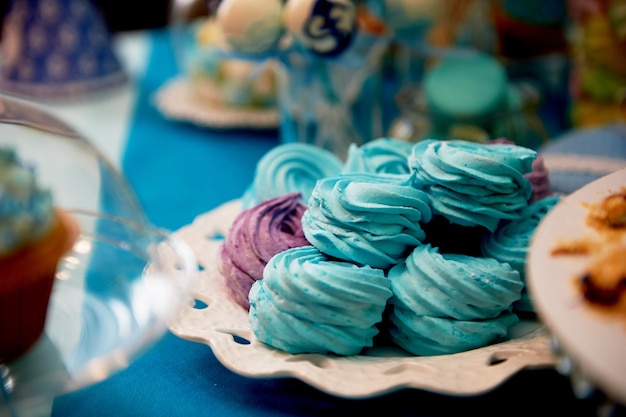 Tavolo dolce per la festa di compleanno dei bambini in turchese e viola Un senso di gioia di festa Bellissimi dolci