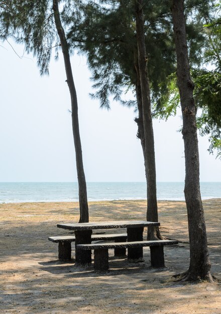 Tavolo e sedia all'aperto sulla spiaggia