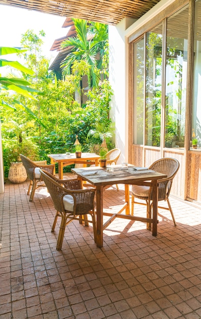 tavolo e sedia da esterno o tavolo da pranzo all'aperto