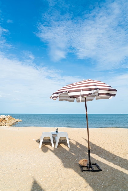 tavolo e sedia da esterno patio vuoto sulla spiaggia con sfondo spiaggia mare