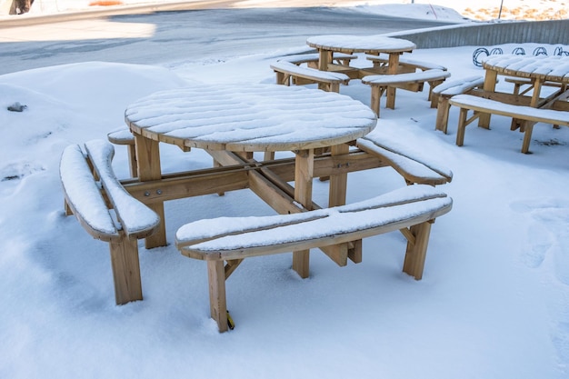 Tavolo e sedia in legno con neve