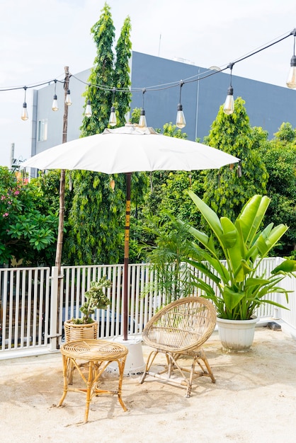 Tavolo e sedia sulla terrazza con piante verdi