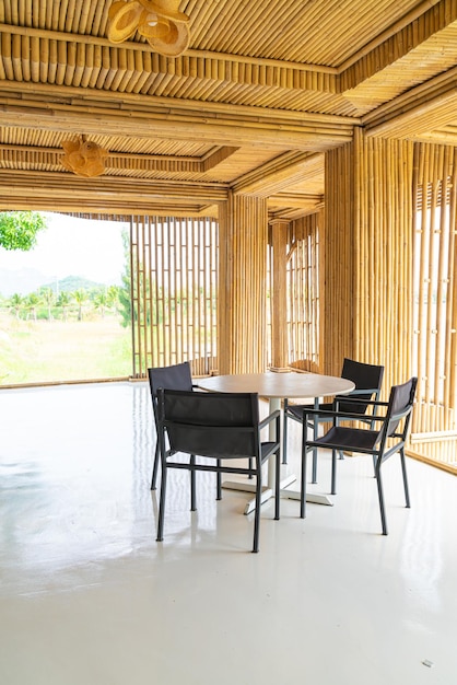 tavolo e sedia vuoti nel ristorante con vista sulla natura