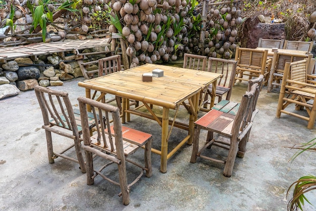 Tavolo e sedie in legno nel bar sulla spiaggia vuota vicino all'isola del mare Koh Phangan Thailandia