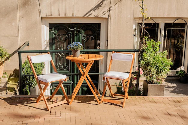 Tavolo e sedie in legno sulla terrazza