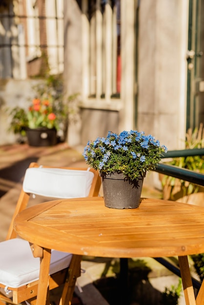 Tavolo e sedie in legno sulla terrazza