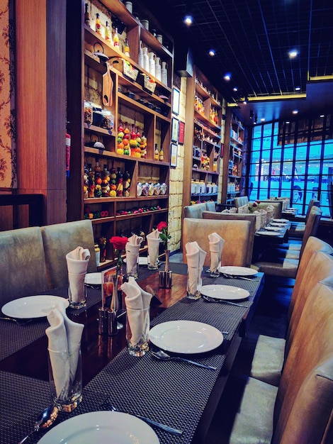 Tavolo e sedie in ristorante