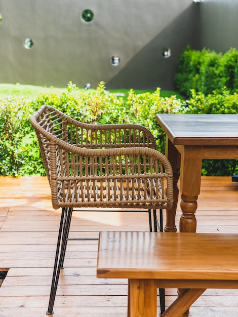 Tavolo e sedie nella caffetteria in giardino.