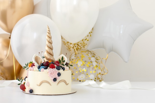 Tavolo festa di compleanno con torta unicorno