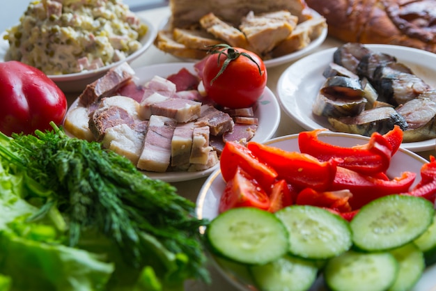 Tavolo festivo con cibo rustico fatto in casa