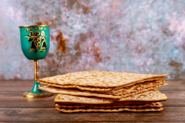 Tavolo festivo ebraico per la Pasqua ebraica con matzah e tazza di vino kosher