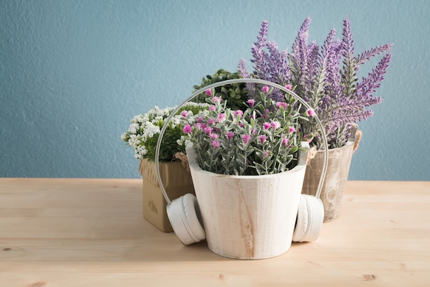 Tavolo in legno con bel fiore sul piatto