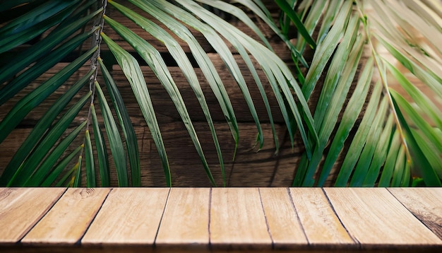 Tavolo in legno con foglie tropicali sullo sfondo tavolo in legno vuoto per l'esposizione del prodotto
