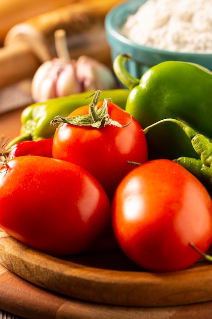 Tavolo in legno con ingredienti per pizza