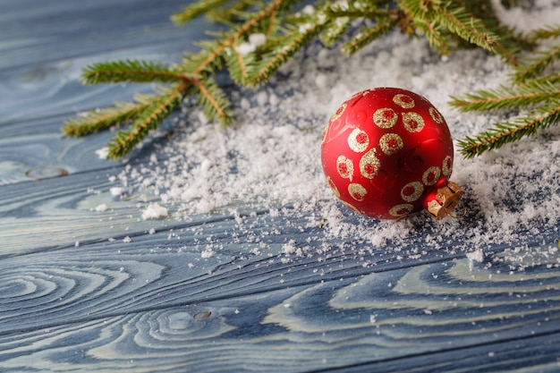 Tavolo in legno con ramo di abete e pallina di Natale. Copia-spazio.