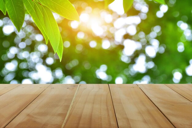 Tavolo in legno con sfondo la natura