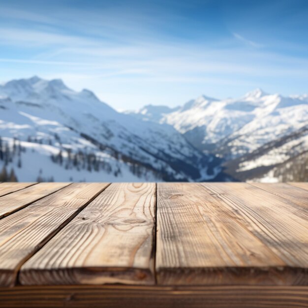 Tavolo in legno con sfondo sfocato della natura nevosa alpina