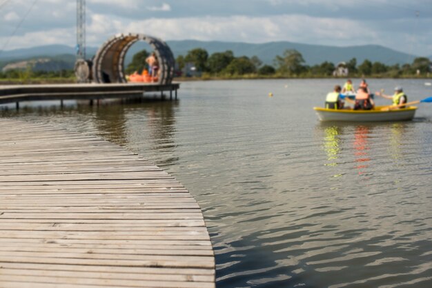 Tavolo in legno d&#39;epoca sullo sfondo di uno sfondo sfocato acqua.