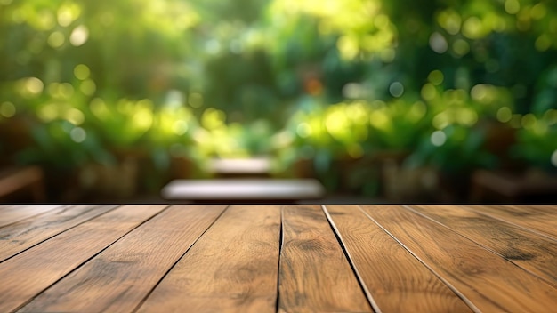 Tavolo in legno davanti a sfondo sfocato del parco giardino con luce solare Foto di alta qualità