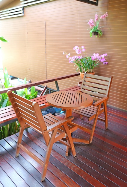 Tavolo in legno e sedie sul balcone al bar.