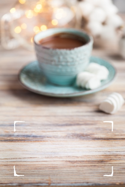 Tavolo in legno e tazza di cacao caldo sfocato