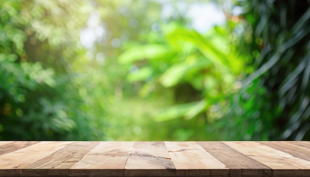 Tavolo in legno in natura all'aperto foresta tropicale giardino sfocato sfondo verde