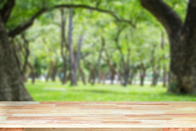 Tavolo in legno naturale astratto con albero di luce solare mattutina sullo sfondo del giardino Vista dall'alto del legno della plancia per l'interior design o il montaggio di prodotti con supporto grafico mostra il tuo prodotto