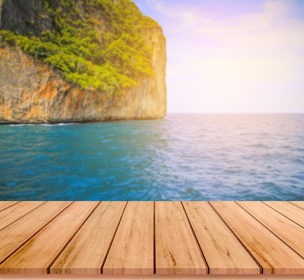 tavolo in legno o pavimento in legno con sfondo di isole marine per l'esposizione del prodotto