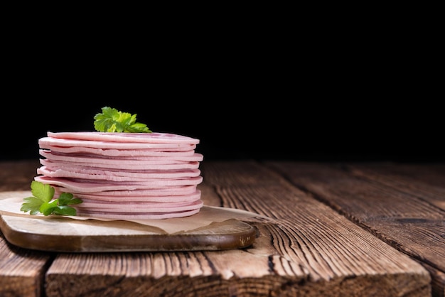 Tavolo in legno rustico con salsiccia di prosciutto