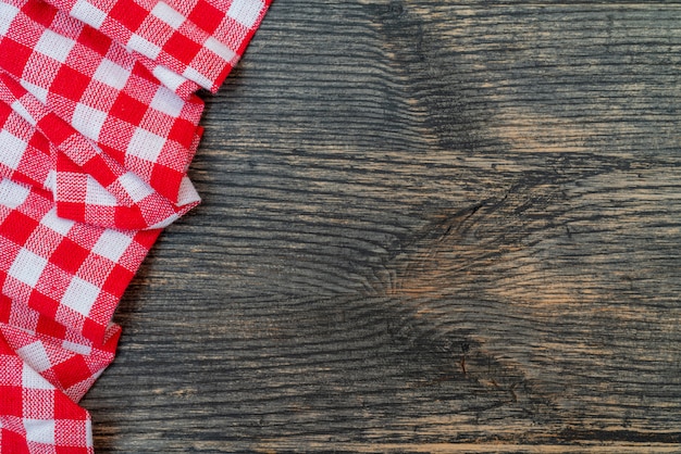 Tavolo in legno scuro. Asciugamano a scacchi rosso sul tavolo della cucina. Tavolo da cucina in legno.