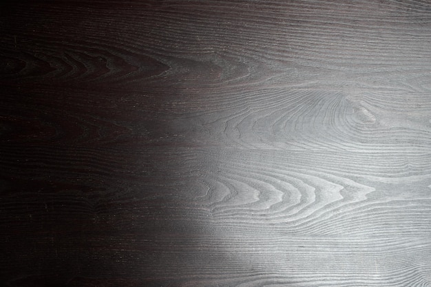 Tavolo in legno scuro con luce naturale da destra