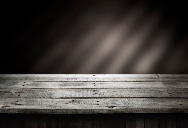 Tavolo in legno scuro, fondo in legno prospettiva