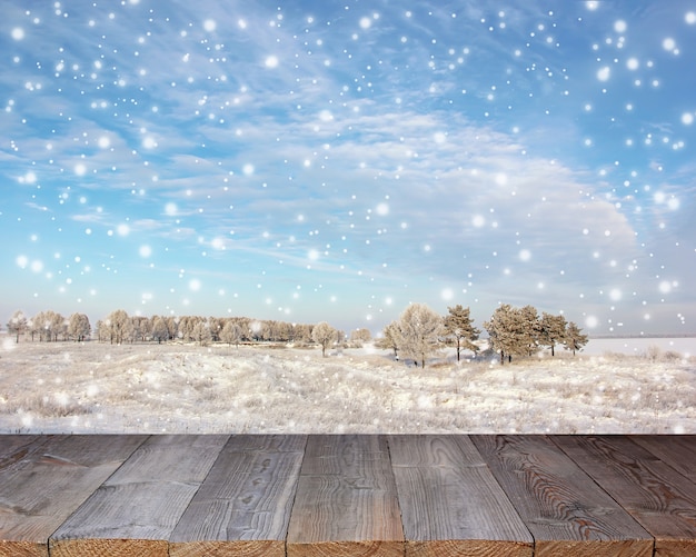 Tavolo in legno su uno sfondo di paesaggio invernale.