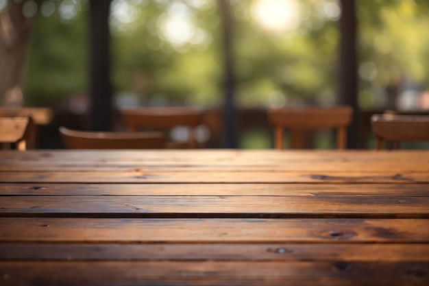 Tavolo in legno sulla parte anteriore sfondo sfocato