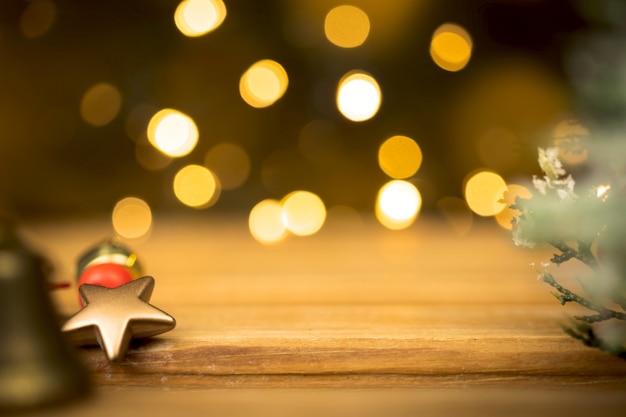 Tavolo in legno vuoto con decorazioni natalizie. Scintillii dorati e bokeh sullo sfondo. Design per la tua foto del concetto di prodotto